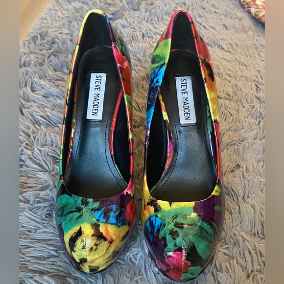 Steve Madden Nala multicolored floral hidden platform pumps. Size 7.5 - Picture 6 of 13